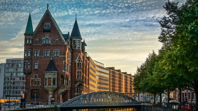 Pemandangan di Hamburg, 1. Program Ausbildung: Pendidikan Vokasi dengan Gaji, 2. Visa Chancenkarte: Kesempatan Mencari Kerja, 3. Pekerjaan di Sektor Kesehatan, 4. Pekerjaan di Sektor Teknologi Informasi, 5. Program Magang untuk Pengalaman Internasional