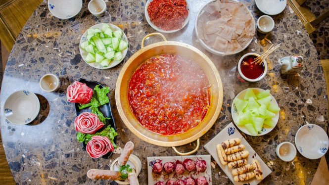 Ilustrasi hot pot, Gokana: Paket Merdeka dengan Harga Mulai Rp49 Ribuan, Rachapon: Diskon 17% untuk Kuliner Thailand, Bakmi GM: Menu Baru Bertema Kemerdekaan, Haidilao: Paket Freedom Rp178.000 di PIK Avenue, Wingstop: Promo Bebas Merdeka Mulai Rp17.845, Roti’O: Nikmati Roti Lezat Mulai Rp17.000, HokBen: Bundling Hoka Oishi untuk Berbagi