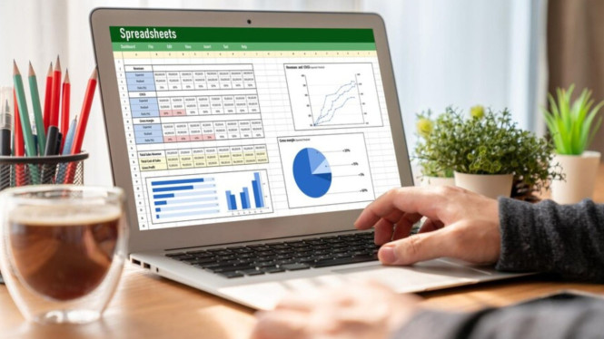Ilustrasi Pekerja yang Memiliki Kemampuan Menggunakan Microsoft Excel, 1. Digunakan di Hampir Semua Industri, 2. Meningkatkan Produktivitas Kerja, 3. Membantu Membuat Keputusan Berbasis Data, 4. Visualisasi Data yang Memudahkan Presentasi, 5. Meningkatkan 'Nilai' di Mata Rekruter, 6. Mendukung Kolaborasi Tim, 7. Landasan Menuju Skill Analisis Lanjutan, 8. Menghindari Ketergantungan pada Orang Lain, 9. Sebagai Sumber Penghasilan Tambahan , 10. Adaptif di Tengah Disrupsi AI