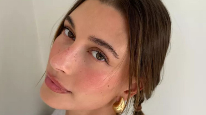 Strawberry Makeup ala Hailey Bieber, 1. Persiapkan Kulit dengan Skincare, 2. Gunakan Base Makeup Ringan, 3. Aplikasikan Cream Blush Pink Berry, 4. Tambahkan Highlighter untuk Kilau, 5. Buat Faux Freckles, 6. Riasan Mata Minimalis, 7. Sempurnakan dengan Lip Gloss Pink