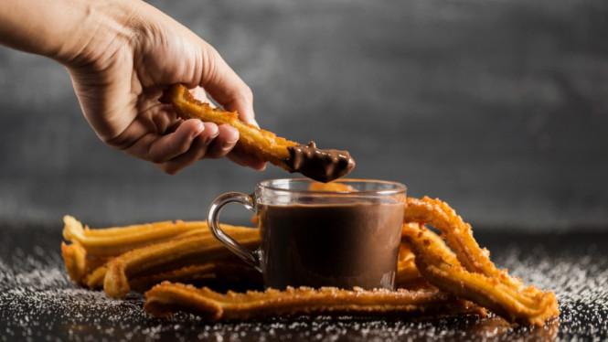 Ilustrasi churros, 1. Donat Mini Isi Cokelat Lumer, 2. Stik Keju Renyah, 3. Mochi Isi Pasta Kacang, 4. Pisang Karamel Krispi, 5. Churros Mini dengan Saus Matcha, 6. Keripik Tempe Premium, 7. Puding Susu dengan Topping Buah Segar, 8. Brownies Kukus Cokelat Ekonomis, 9. Martabak Mini Manis, 10. Es Krim Goreng