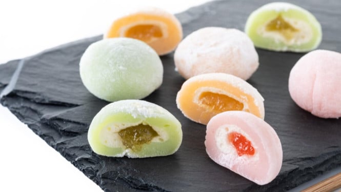Ilustrasi mochi, 1. Mochi Bites Isi Keju dan Cokelat, 2. Cromboloni Mini dengan Topping Variatif, 3. Es Krim Goreng, 4. Donat Kentang Kekinian, 5. Keripik Sayuran dengan Bumbu Inovatif, 6. Dessert Box Tahu Sutra, 7. Martabak Mini Manis dan Gurih, 8. Churros dengan Saus Eksotis, 9. Pancake Souffle Mini, 10. Tteokbokki Instan Rumahan