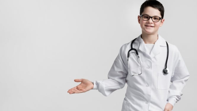 Ilustrasi dokter cilik, 1. Kembangkan Rasa Empati, 2. Latih Keterampilan Observasi, 3. Perkenalkan Dasar-Dasar Sains, 4. Dorong Kebiasaan Membaca, 5. Ajarkan Manajemen Waktu, 6. Bangun Rasa Percaya Diri, 7. Latih Keterampilan Komunikasi, 8. Kenalkan Nilai Tanggung Jawab, 9. Dorong Ketahanan Mental, 10. Ajarkan Pentingnya Kebersihan