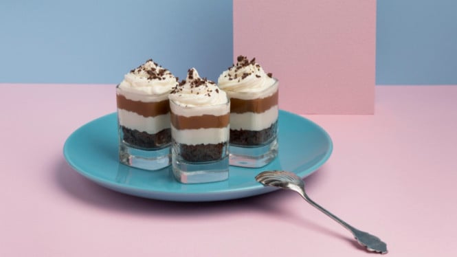 Ilustrasi dessert box, 1. Siapkan Bahan Dasar Berkualitas, 2. Tata Lapisan dengan Rapi, 3. Variasi Rasa yang Menarik, 1. Optimalkan Kemasan dan Branding, 2. Manfaatkan Media Sosial, 3. Tetapkan Harga Kompetitif, 4. Jaga Kualitas dan Kebersihan, 5. Targetkan Pasar yang Tepat, 6. Inovasi dan Feedback Pelanggan