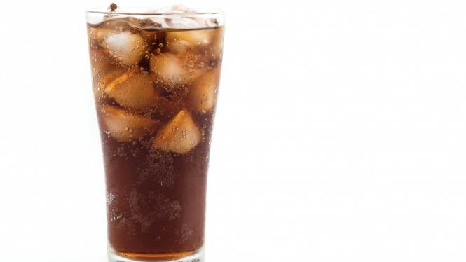 Minuman bersoda, 1. Efek Karbonasi, Kapan Ini Masih Normal?, Kapan Harus Waspada: Tanda Alergi atau Kondisi Lain, Tips Mengurangi Bertahak Setelah Minum Soda