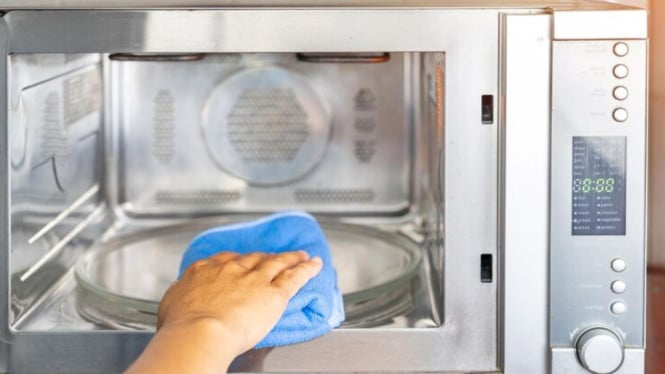 Ilustrasi Membersihkan Microwave, 1. Gunakan Campuran Air dan Lemon, 2. Cuka Putih, 3. Lap Basah dan Soda Kue, 4. Bersihkan Piring Putar dan Bagian Sela, 5. Gunakan Penutup saat Memanaskan Makanan