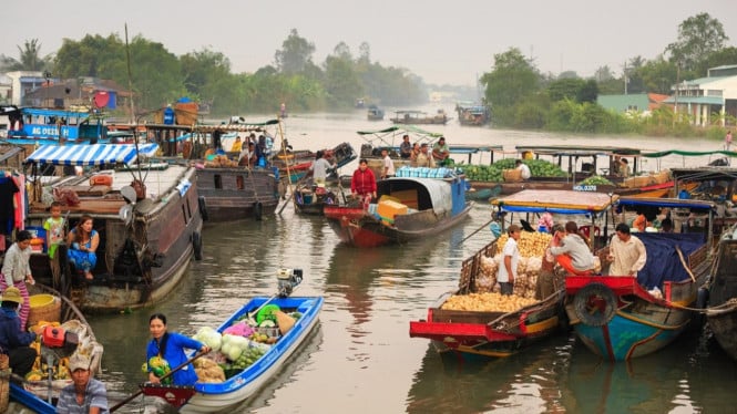 Ilustrasi Pasar Apung, 1. Pasar Terapung Siring, 2. Masjid Sultan Suriansyah, 3. Taman Siring Nol Kilometer, 4. Jembatan Barito, 5. Pulau Kembang, 6. Hutan Pinus Mentaos, 7. Waterboom Pesona Modern, 8. Museum Wasaka, 9. Taman Kamboja, 10. Siring Tendean