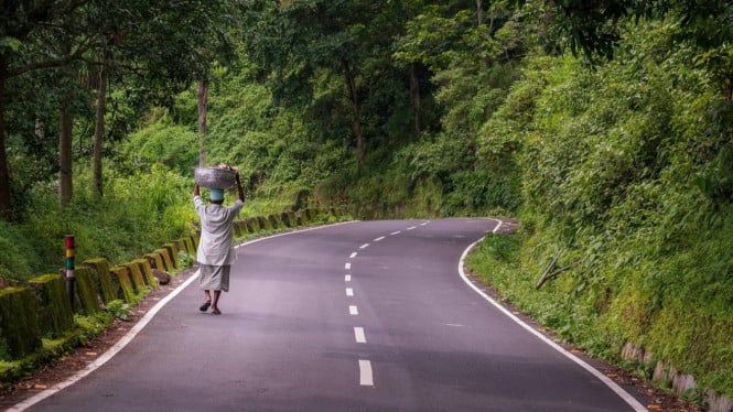 Ilustrasi jalan di kampung, Lokasi dan Suasana Kampung Turis, Kuliner dan Hiburan Malam, Aktivitas Malam yang Menarik, Makna di Balik Nama Kampung Siluman