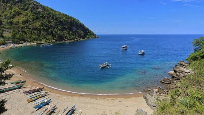 Teluk Tomini, Surga Bawah Laut Kepulauan Togean, Aktivitas Wisata di Teluk Tomini, Akses dan Fasilitas Wisata, Budaya dan Event Lokal, Atraksi Tambahan di Sekitar Teluk