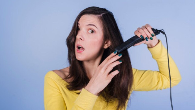 Ilustrasi Rambut Rusak Akibat Catokan, 1. Gunakan Hair Mask, 2. Hindari Pemakaian Catokan Sementara, 3. Gunakan Serum Rambut, 4. Potong Ujung Rambut yang Bercabang, 5. Konsumsi Makanan Kaya Protein dan Vitamin