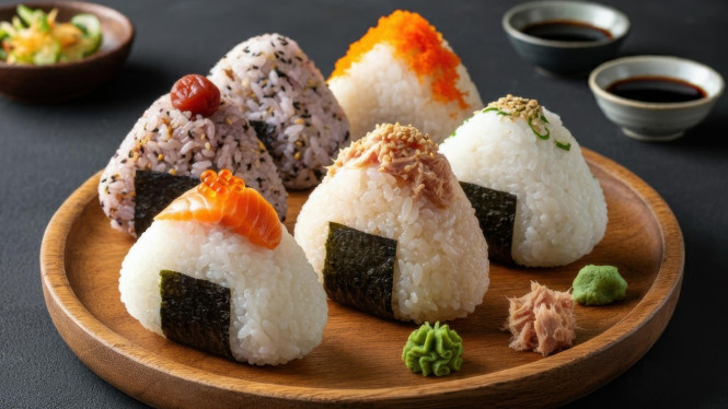 Ilustrasi onigiri, 1. Nasi Kucing atau Nasi Rames, 2. Roti Bakar Mini, 3. Gorengan Aneka Rasa, 4. Salad Buah Mini, 5. Sosis Bakar atau Kentang Goreng, 6. Bubur Kacang Hijau, 7. Martabak Mini, 8. Telur Gulung, 9. Seblak Instan, 10. Smoothie Bowl Mini, 11. Dimsum atau Siomay, 12. Onigiri Sederhana, 13. Pisang Cokelat (Piscok), 14. Nasi Uduk Mini, 15. Tahu Krispi