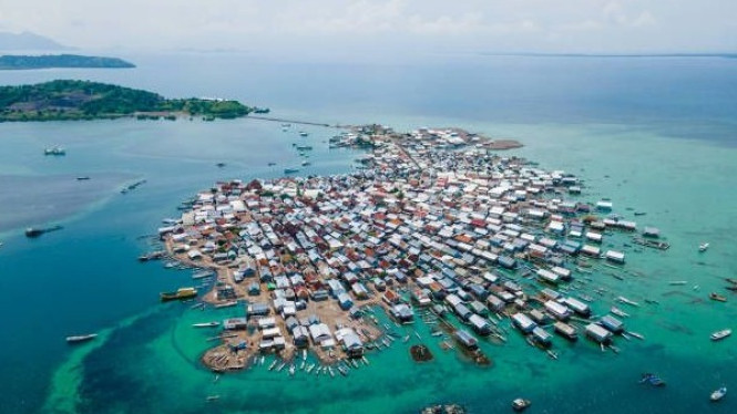 Pulau Bungin, Keunikan Pulau Bungin: Pemukiman yang Saling Berhimpitan, Sejarah dan Reklamasi Pulau, Kehidupan Masyarakat Suku Bajo, Daya Tarik Wisata di Pulau Bungin, Fakta Unik: Kambing yang Makan Kertas