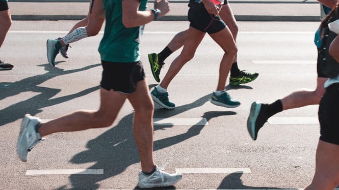 Ilustrasi lari marathon, Faktor Biologis yang Berpengaruh, Penelitian Terkait Lari Pagi vs Lari Sore, Jadi, Mana yang Lebih Efektif?, Strategi Agar Lari Maksimal Membakar Lemak