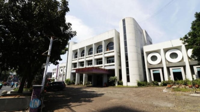Istana Hotel Bandung, Sejarah Istana Hotel Bandung, Cerita Mistis yang Mengelilingi Istana Hotel, Kondisi Terkini Istana Hotel Bandung, Daya Tarik bagi Wisatawan Petualang, Tips untuk Wisatawan yang Ingin Mencoba