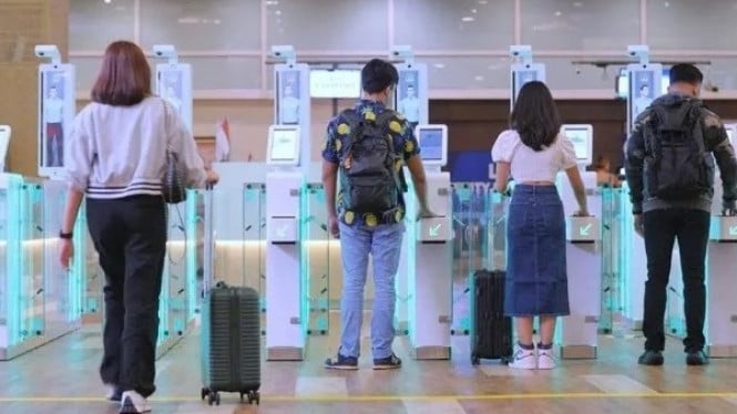 Autogate Bandara, Langkah-Langkah Menggunakan Autogate di Bandara Soetta, Apa yang Harus Dilakukan Jika Autogate Gagal Terbuka?, Syarat Menggunakan Autogate di Bandara Soetta, Manfaat Autogate untuk Perjalanan Internasional