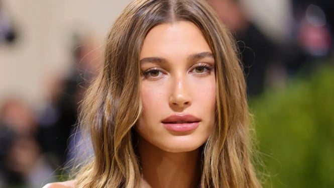 Tren Makeup Clean Girl ala Hailey Bieber, 1. Clean Girl Aesthetic, 2. Smokey Eyes Modern, 3. Pool Lips, 4. Artistic Makeup, 5. Warna Bold dan Earthy