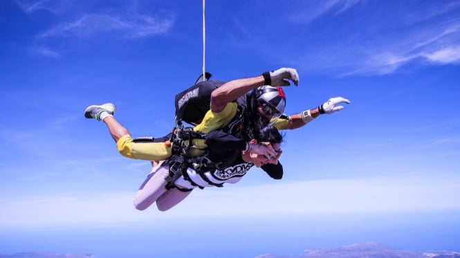 Ilustrasi skydiving, 1. Pantai Kelating, Tabanan, Bali, 2. Nusawiru Paracenter, Pangandaran, Jawa Barat, 3. Danau Lido, Cigombong, Bogor, 4. Taman Nasional Bromo Tengger, Jawa Timur, 5. Karimunjawa, Jawa Tengah