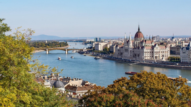 budapest, 1. Vilnius, Lithuania, 2. Warsawa, Polandia, 3. Sofia, Bulgaria, 4. Bucharest, Rumania, 5. Budapest, Hungaria