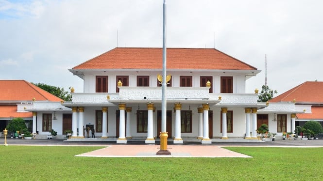 Gedung Grahadi, Awal Mula Gedung Grahadi: Rumah Kebun Belanda, Peran Gedung Grahadi dalam Sejarah, Arsitektur yang Memukau, Tragedi Kebakaran oleh Massa Demonstrasi