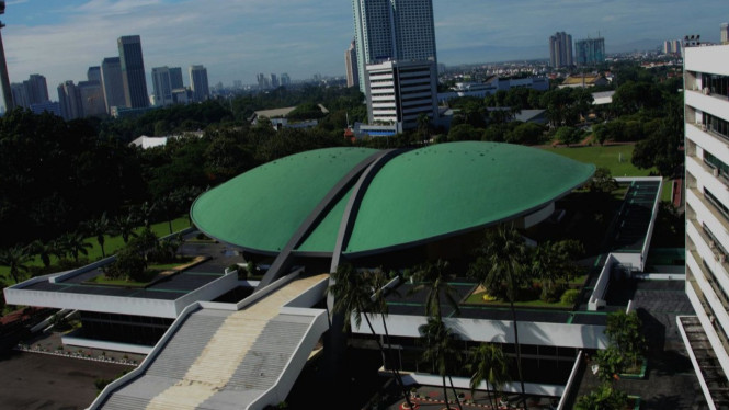 Gedung DPR RI, Sejarah Pembangunan Gedung DPR RI, Filosofi Arsitektur Gedung Nusantara, Keunikan dan Elemen Estetika, Peran Soejoedi Wirjoatmodjo dalam Arsitektur Modern Indonesia, Gedung DPR RI dan Dinamika Demonstrasi Terkini