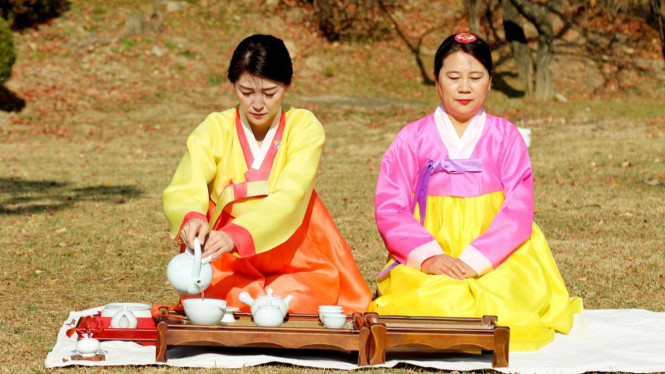 Ilustrasi budaya Korea Selatan, 1. Perhitungan Usia Korea yang Unik, 2. Budaya Minum Soju dengan Aturan Ketat, 3. Skinship Sesama Jenis yang Wajar, 4. Obsesi terhadap Golongan Darah, 5. Operasi Plastik sebagai Hal Biasa, 6. Kebiasaan Makan Mie dengan Suara “Slurp”, 7. Tidur di Mana Saja, 8. Penggunaan Selimut untuk Kesopanan, 9. Kecepatan Internet Super Cepat, 10. Jjimjilbang: Pemandian Umum 24 Jam
