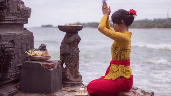Ilustrasi ritual di Bali, 1. Keramahan yang Hangat dan Tulus, 2. Tradisi Sesaji yang Penuh Makna, 3. Gaya Hidup Santai yang Menenangkan, 4. Hidup yang Sarat dengan Seni, 5. Kemampuan Berbahasa Inggris secara Otodidak, 6. Menjaga Tradisi di Tengah Modernisasi, 7. Peduli terhadap Lingkungan