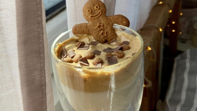 Ilustrasi dalgona coffee, Es Teh Viral, Kopi Susu Spesial, Jus Kombinasi Unik, Smoothie Bowl, Milkshake Kekinian, Yogurt Drink, Es Cendol atau Dawet Modern, Wedang Jahe atau Kunyit Asam, Soda Gembira Kekinian, Mocktail Estetik