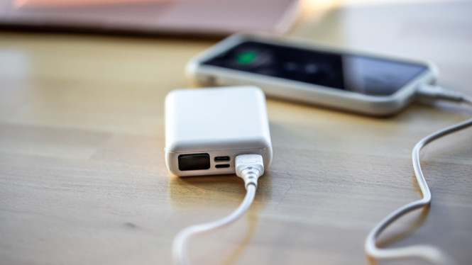 Ilustrasi charger portable, 1. Anker PowerPort III Nano, 2. Baseus GaN5 Pro 100W, 3. Satechi 145W USB-C 4-Port Travel Charger, 4. Aukey Omnia Mini 20W, 5. ACMIC CPD25 25W