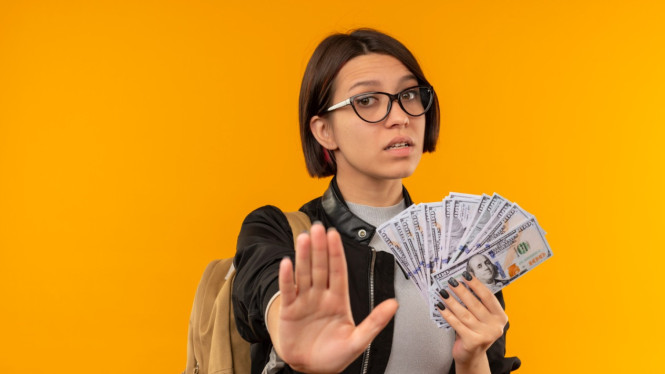 Ilustrasi tolak teman pinjam uang, 1. Fokus pada Harga Murah, 2. Menunda Menabung, 3. Terjebak Diskon dan Promo, 4. Mengandalkan Kredit