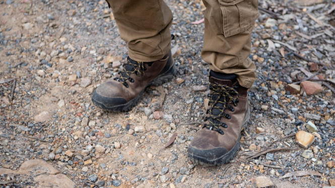 Ilustrasi sepatu trekking, 1. Salomon X Ultra 5 GTX, 2. La Sportiva TX4 GTX, 3. Eiger Pulse Trail Men 2.0, 4. Adidas Terrex Swift R3 GTX, 5. Merrell Moab 3 Mid GTX, Pilih Sol dengan Traksi Tinggi, Utama Tahan Air dan Breathability, Perhatikan Desain dan Dukungan Pergelangan Kaki, Pilih Material yang Tahan Lama, Uji Kenyamanan dan Ukuran, Sesuaikan dengan Medan dan Aktivitas