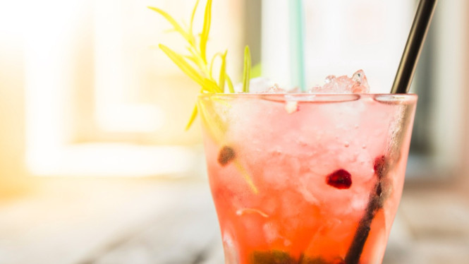 Ilustrasi mocktail, Mengapa Minuman Sachet Menjadi Pilihan Bisnis yang Menjanjikan?, Ide Jualan Kreatif Berbasis Minuman Sachet, 1. Es Kopi Sachet Kekinian dengan Topping Unik, 2. Minuman Cokelat Sachet dengan Sentuhan Premium, 3. Mocktail Sachet Berbasis Minuman Buah, 4. Smoothie Sachet dengan Tambahan Yoghurt, 5. Teh Sachet dengan Infused Fruit, Strategi Pemasaran untuk Sukses Jualan Minuman Sachet, Tips Mengoptimalkan Keuntungan, Mengapa Bisnis Ini Cocok untuk Pemula?