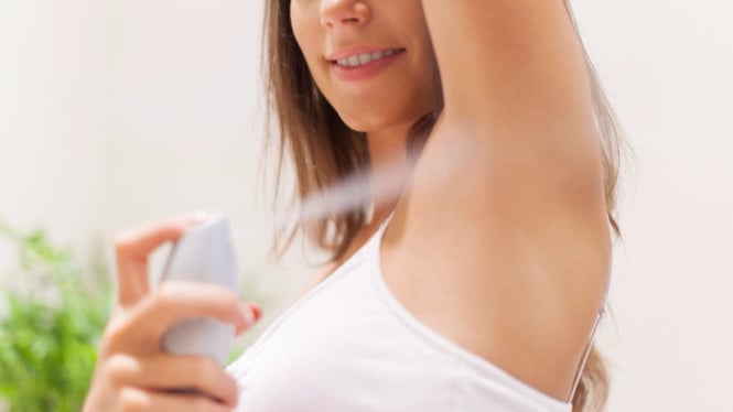 Ilustrasi memakai deodoran, Mengenal Deodoran Roll-On dan Spray, Perbandingan Aplikasi dan Kenyamanan, Efektivitas dan Ketahanan di Cuaca Panas, Faktor Lingkungan dan Praktikalitas, Pengaruh Gaya Hidup dan Kebutuhan