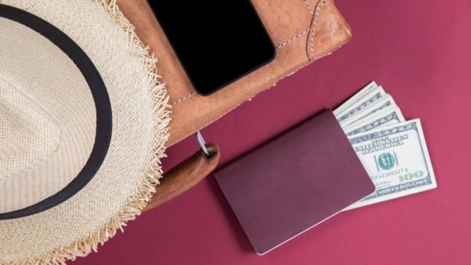 Ilustrasi menyimpan uang, Menggunakan Dompet Khusus untuk Traveling, Memanfaatkan Money Belt atau Tas Pinggang Tersembunyi, Menyimpan Cadangan di Tempat Terpisah, Memanfaatkan Teknologi Pembayaran Digital, Tips Tambahan untuk Keamanan Ekstra, Memilih Asuransi Perjalanan dengan Perlindungan Keuangan