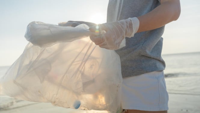 Ilustrasi sampah plastik, Pilih Produk dengan Material Daur Ulang  , Kurangi Penggunaan Plastik Sekali Pakai  , Dukung Inovasi melalui Pembelian Bertanggung Jawab  , Edukasi Diri tentang Daur Ulang yang Efektif  