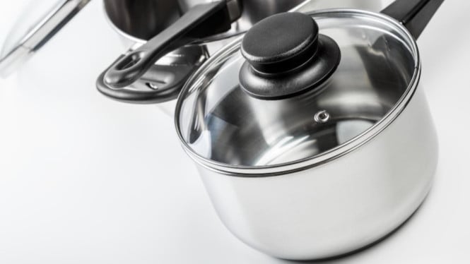 Ilustrasi panci stainless, 1. Membiarkan Peralatan Dapur Basah Setelah Dicuci, 2. Mencuci Peralatan Dapur dengan Mesin Pencuci Piring, 3. Menyimpan Peralatan di Tempat Lembap, 4. Mengabaikan Pembersihan Sisa Makanan Asam atau Asin, 5. Tidak Melakukan Perawatan Berkala