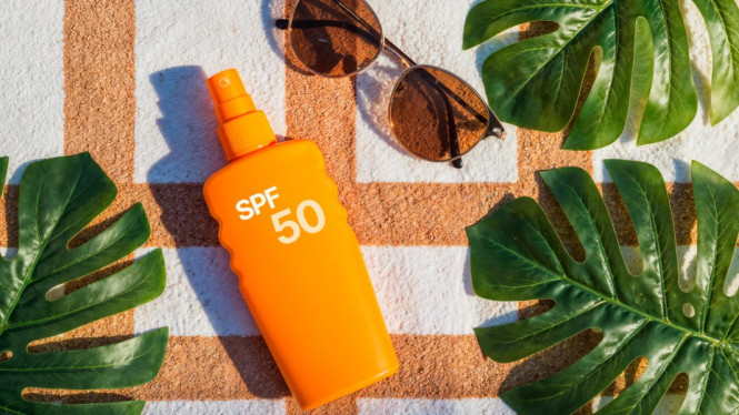 Ilustrasi sunscreen, 1. Supergoop Unseen Sunscreen SPF 50: Pionir Gel Blurring Tak Terlihat, 2. Anessa Perfect UV Sunscreen Skincare Milk SPF 50+ PA++++: Tahan Air untuk Iklim Lembab, 3. Wardah UV Shield Essence SPF 46 PA++++: Lokal Halal Terjangkau dengan Niacinamide, 4. Azarine Hydrasoothe Sunscreen Gel SPF 45 PA++++: Gel Transparan dengan Ceramide Booster, 5. SOMETHINC Holyshield! Sunscreen Comfort Corrector Serum SPF 50+ PA++++: Serum 3-in-1 dengan Bakuchiol