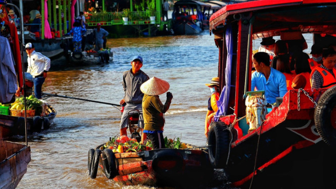 Ilustrasi pasar apung, 1. Pasar Terapung Siring, 2. Masjid Sultan Suriansyah, 3. Taman Siring Nol Kilometer, 4. Jembatan Barito, 5. Taman Kamboja