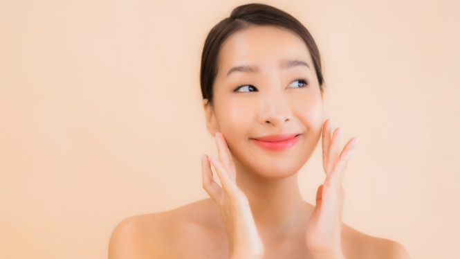 Ilustrasi kulit glowing, Kekuatan Ilmiah di Balik Air Beras, Manfaat Kunci Air Beras dalam Rutinitas Kecantikan Korea, Cara Membuat Air Beras yang Optimal, Tips Penggunaan dan Keamanan