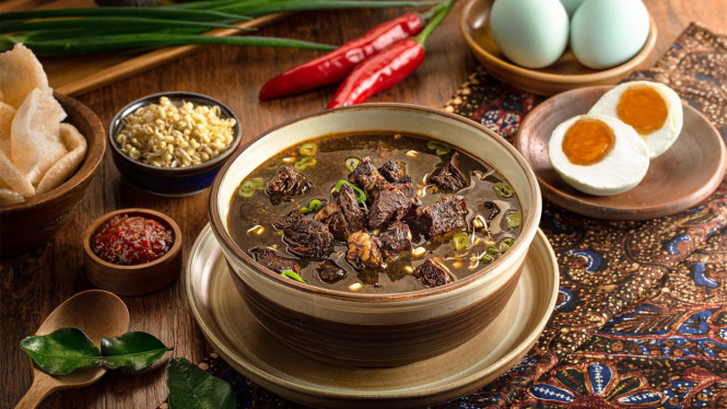 Rawon, 1. Rawon Setan, 2. Rujak Cingur, 3. Lontong Balap, 4. Soto Lamongan, 5. Tahu Campur