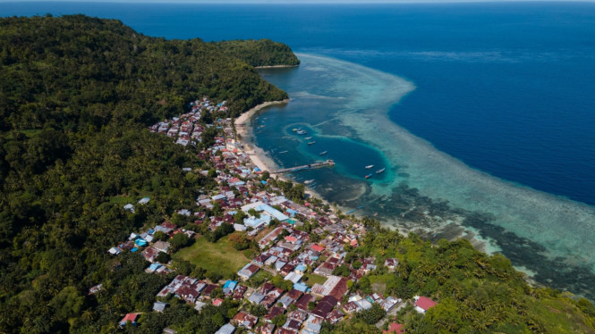 Banda Neira, 1. Sejarah Rempah yang Mengubah Dunia, 2. Keindahan Bawah Laut yang Mengagumkan, 3. Gunung Api Banda yang Ikonik, 4. Jembatan Budaya Multikultural, 5. Jejak Sejarah Perjuangan Kemerdekaan