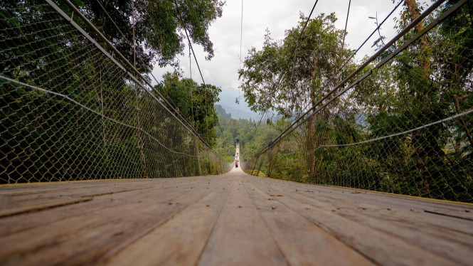 Ilustrasi jembatan gantung, 1. Ikon Infrastruktur Baru, Bukan Jembatan Terpanjang di Asia Tenggara, 2. Pemandangan dari Ketinggian yang Memukau, 3. Jembatan dengan Desain Modern dan Kokoh, 4. Membuka Akses dan Mendorong Pertumbuhan Ekonomi Lokal, 5. Potensi Jembatan Gantung Terpanjang di Dunia
