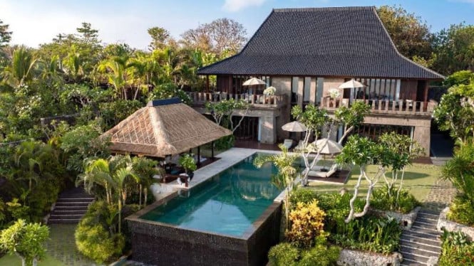 Bulgari Resort Bali, 1. Bulgari Resort Bali: Oase Kemewahan di Puncak Tebing, 2. Four Seasons Resort Bali at Sayan: Surga Tropis di Tepi Sungai Ayung, 3. The Ritz-Carlton, Bali: Keindahan Pantai yang Elegan, 4. Mandapa, a Ritz-Carlton Reserve: Retreat yang Penuh Makna di Pedalaman Ubud, 5. W Bali - Seminyak: Gaya Hidup Berkelas di Tepi Pantai