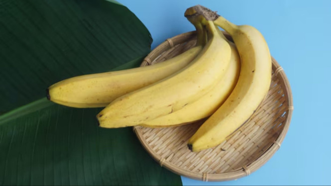 Ilustrasi Pisang, 1. Simpan pada Suhu Ideal, 2. Jauhkan dari Sinar Matahari dan Panas, 3. Bungkus Tangkai, 4. Pisahkan dengan Buah Lain, 5. Gantung Pisang, 6. Masukkan Kulkas, 7. Bekukan Pisang yang Terlalu Matang