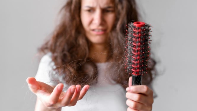 Ilustrasi rambut rontok, Memahami Siklus Pertumbuhan Rambut, Rambut Rontok Normal: Apa yang Perlu Diketahui, Rambut Rontok Abnormal: Tanda dan Penyebabnya, Cara Mendiagnosis dan Menangani Rambut Rontok Abnormal, Kapan Harus Waspada?
