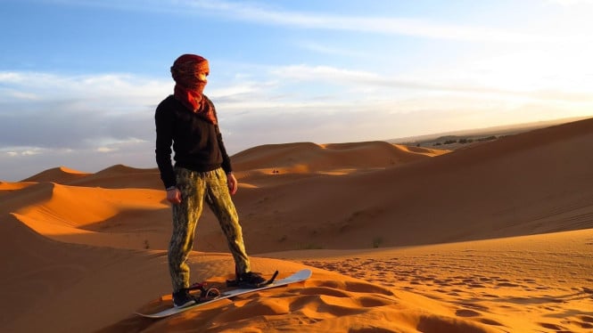 Ilustrasi sandboarding, 1. Huacachina, Peru: Oasis di Jantung Bukit Pasir Raksasa, 2. Gurun Sahara (Erg Chebbi), Maroko: Meluncur di Pasir Tertua Dunia, 3. Cerro Negro, Nikaragua: Seluncur di Gunung Berapi Aktif, 4. Great Sand Dunes National Park and Preserve, Colorado, AS: Gurun di Tengah Pegunungan, 5. Stockton Sand Dunes, Australia: Bukit Pasir di Tepi Samudra