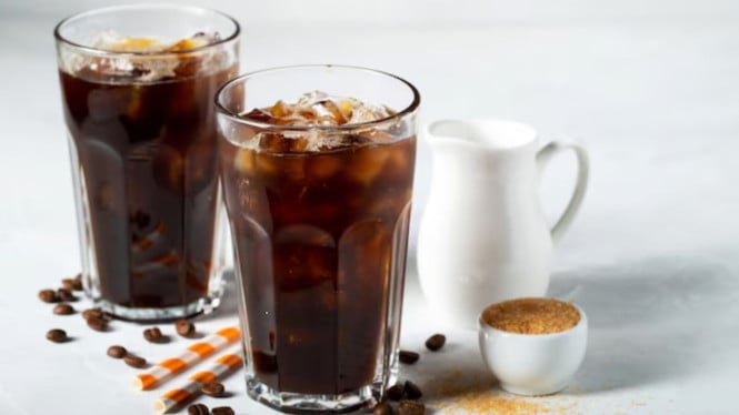 Ilustrasi Iced Coffee, Penjelasan Cold Brew dan Iced Coffee, Perbedaan Rasa, Jenis Gilingan Kopi yang Digunakan, Kandungan Kafein