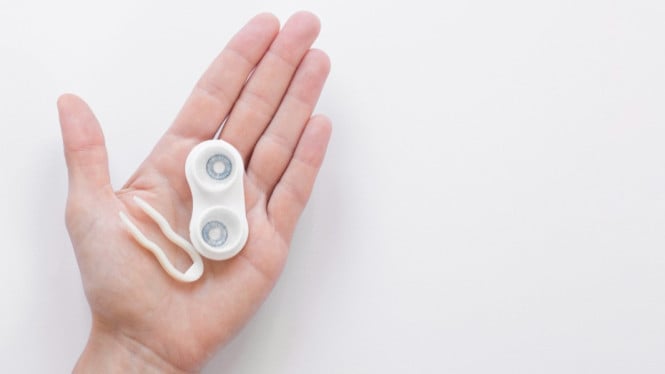 Ilustrasi softlens, Mempersiapkan Diri dan Perlengkapan Esensial, Panduan Langkah Demi Langkah Memasang Softlens, Cara Melepas Softlens yang Benar, Perawatan Softlens: Kunci Kesehatan Mata