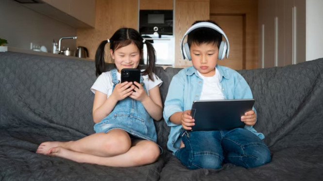 Ilustrasi Anak Kecanduan Gadget, 1. Usia dan Kesiapan Mental Anak, 2. Kebutuhan Sekolah dan Lingkungan Sosial, 3. Kemampuan Anak Mengatur Waktu Layar, 4. Pemahaman Anak terhadap Keamanan Digital, 5. Kemampuan Finansial dan Kesiapan Orang Tua Mengawasi