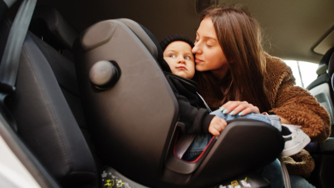 Ilustrasi car seat bayi, Perlindungan Maksimal dari Benturan, Mengurangi Risiko Kematian dan Cedera Serius Hingga 71%, Sesuai dengan Peraturan dan Undang-Undang Keselamatan Lalu Lintas, Mencegah Distraksi bagi Pengemudi, Memberikan Kebiasaan Baik Sejak Dini
