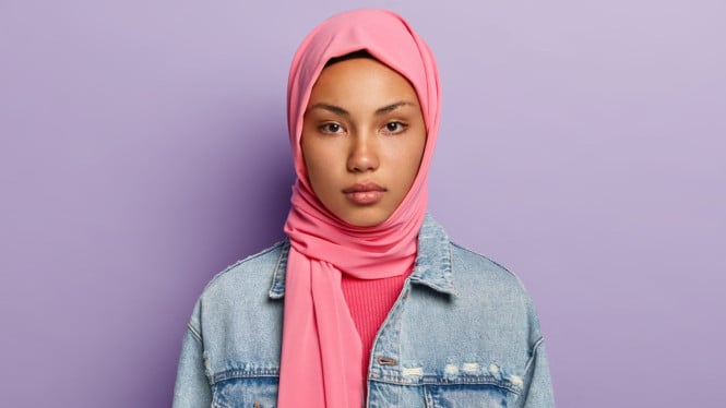 ilustrasi styling hijab, Kenapa Hijab Bisa Membuat Wajah Terlihat Lebih Bulat?, 5 Gaya Hijab Anti Gagal untuk Pipi Chubby, Bahan, Warna, dan Aksesoris yang Tepat, Kesalahan yang Sering Dilakukan, Tutorial Singkat: Loose Draped Look